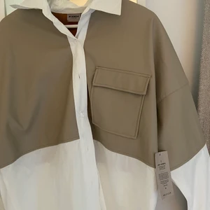 Biancas skjorta - Bianca X Nelly. Prislapp kvar. Går över rumpa på mig som är 1.66 lång