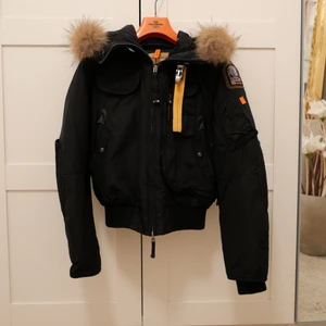 Parajumpers jacka  - Parajumpers från NK i Göteborg 2013  Strl X SMALL Köpt för 8.744:-  Säljer för 3.000:-  Är i väldigt gott skick, knappt använd. Kan ta bort pälsen runt luvan om man skulle vilja det. 