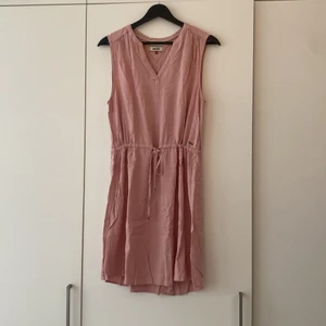 Hilfiger klänning  - Gullig hilfiger klänning  Har rensat ut min garderob, finns massa på min sida in och kika!❤️