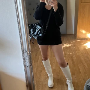 Svart klänning  - Knappt använd ”klänning” kortare modell. Går att ha som både tröja/tunika och klänning. Men då får man ha något under då den är ganska kort. Från hm. Fin till hösten. Går att styla hur som helst. Är en S i vanliga fall och den passar mig 