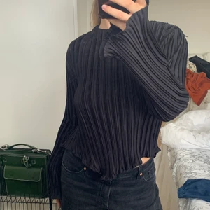 Topp - Hej!! Jag säljer denna toppen från Ginatricot!! Super fin och använd endast några gånger. Öppen rygg och väldigt skönt material. 💗🌸🥰