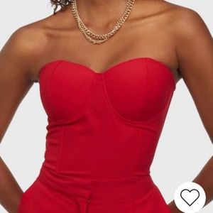 Korsett Röd - Hej! Säljer denna sjukt snygga korsett, då storleken inte funkade på mig. Storleken är 40 men skulle även fungera för någon som är en storlek 38. Aldrig använd och ordinarie pris 399kr och ny pris 199kr, fraktkostnad tillkommer!😊