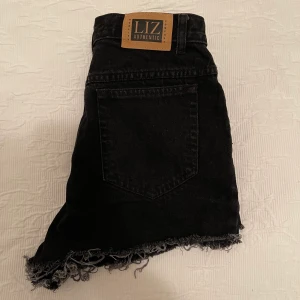 Svarta jeansshorts  - Svarta jeansshorts i avklippt design. På alla mina varor som kostar 50kr gäller ta 3 betala för 2. ☺️