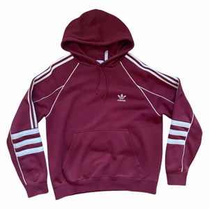 Adidas hoodie - Adidas hoodie i perfekt skick utan defekter. Storlek Medium.