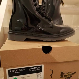 Dr Martens Pascal Stud 39 - New, rare Find.  Fri frakt