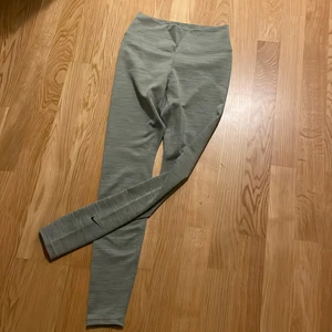 Nike träningstights - Gråa Nike träningstights i storlek S. Som nya. Bild 2 ser ni hur det sitter. 💕