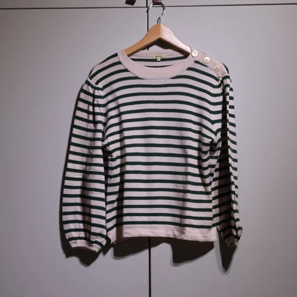 Cotton sweater in green/white stripes with puffy long sleeves. In perfect condition. . Tröjor & Koftor.