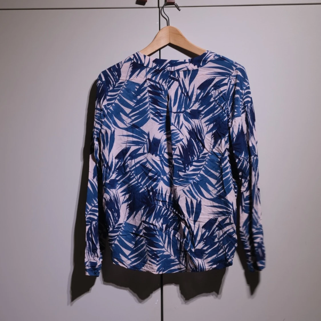 Blue/white blouse with palm design - 90