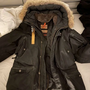 Parajumper vinter jacka - Hej! Säljer nu en vinter jacka som inte behövs längre för att den är för liten på mig. Den är i bra skick inga skador eller repor använd under en bit i vintras storlek XS pris kan sänkas genom DM💯❗️