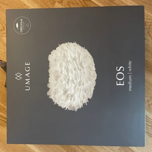 Umage EOS lampskärm medium - Lampskärm i fjäder från EOS. Enbart använd under ca. 3 månader. Nypris ca. 1000 kr. Säljes för 750 kr. Hylsa för lampan tillkommer även. Möts gärna upp i Göteborg, annars frakt. 