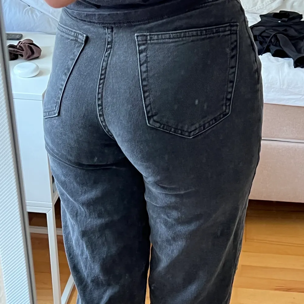 Raka svarta jeans med slitningar från h&m. De har knappar istället för gylf och sitter väldigt bra, framhäver former. Jeansen är i nyskick!. Jeans & Byxor.
