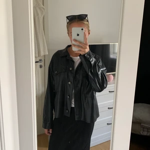Skinnskjorta - Skinnskjorta/overshirt från Zara. Använd fåtal gånger därför i bra skick. Storlek S. Köpare står för frakt🫶🏼