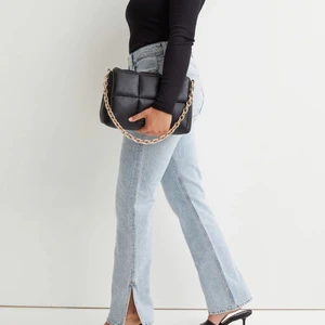 Slit jeans storlek M - Dessa jeans är väldigt trendiga de är sjukt snygga däremot lite stora på mig, använt Max 3 gånger tyvärr ❤️