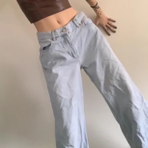 JUNKYARD WIDE LEG!  - Populära stora breda wide leg junkyard brallerna, ljusblå! Strl 29!(38/M?) Tyvärr stora på mig och avskyr bälten 😞 Köpta för 600kr då de kom ut. Lite slitna när nere, men det ser… fashionable ut. Men PGA det kan jag sälja de för 150! 