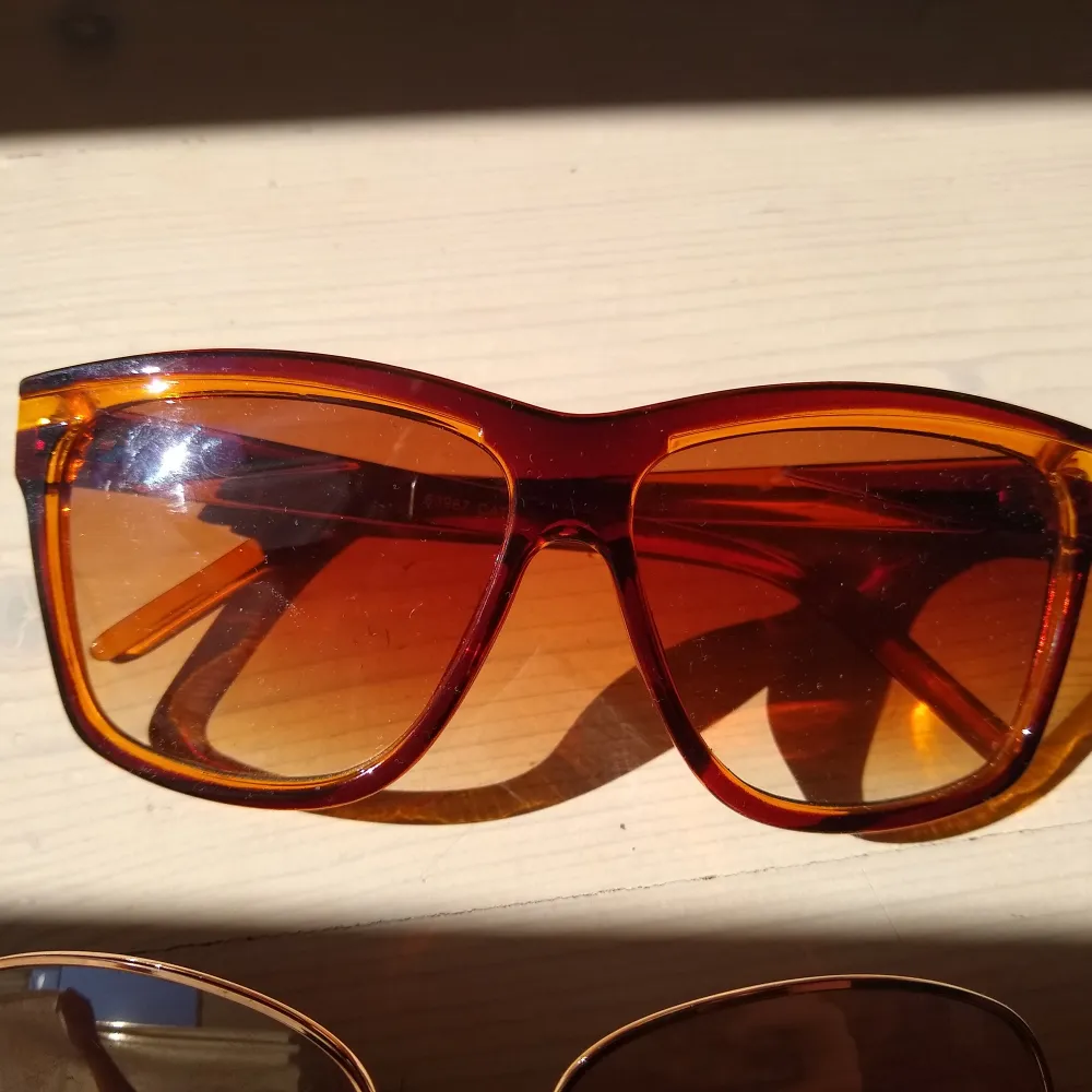 Perfekta solglasögon för en molnig dag. 30 kr styck!! 🔥🔥 Går att få paketpris med andra annonser🌼. Accessoarer.