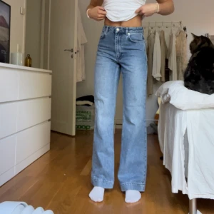 Vida 80-tals jeans - Vida 80-tals jeans från Nakd. Cool detalj nere vid fötterna och superskön passform. Använda men i mycket bra skick! Jag är ca 163cm lång som referens. Nypris ca 400kr - jag säljer för 150kr + frakt😊