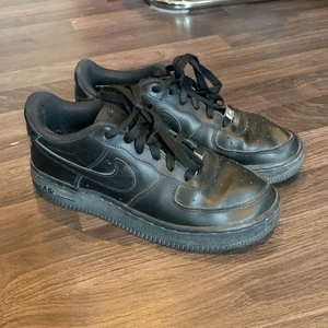 Air force - Köpt här på plick, men tyvärr för stora för mig så väljer att sälja dom. 