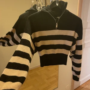 Zippad tjocktröja  - Tjocktröja med hög krage som man kan justera. Bekväm! Storlek S 