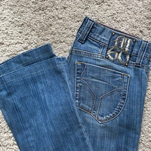 Miss Sixty lågmidjade jeans - Säljer snygga Miss Sixty lågmidjade jeans, 200kr. Köparen står för frakten 💙