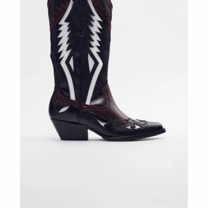 Intressekoll! - Intressekoll på dessa supersnygga cowboyboots från zara i storlek 38! Köptes i april och aldrig använda endast testade! Ny pris var 2295kr men säljer för 1500kr. Säljer då de var tänkta till studenten men ångrat mig och ska ha andra skor! Hör av er vid intresse eller fler bilder! Leveransen är även i priset så 1500kr med ingående frakt!