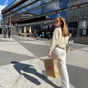 Linnebyxor  - Ett par vita linnebyxor från hm. Passar perfekt till sommaren. Byxorna är högmidjade. Säljer då jag har andra par💗