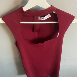 Zara topp - En vinröd zara topp! Använd Max 4 ggr men säljer då jag inte använder den längre. Super fint skick. Säljer för 200kr med Frank redan inräknat i priset💕🤍