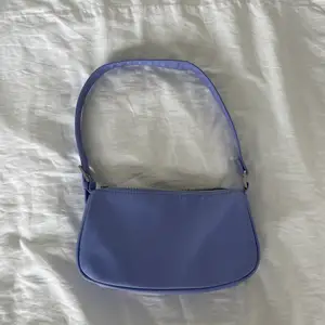 Lila väska från bikbok använd 2 gånger 
