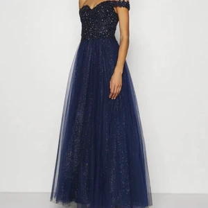 Superfin balklänning  - En så himla fin balklänning från mascara. Köpt på Plick men var tyvärr för kort för mig som är 177 men passar nog en 175. Klänningen är ändast använd 1 gång tidigare och är i nyskick utan defekter. Frakt ingår ej. Skriv gärna till mig om du har frågor eller vill ha fler bilder