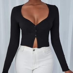 Svart topp med knappar  - Svart snygg topp med knappar, perfekt till fest! Superlent och ribbat tyg! Storlek M men passar även S eller en större xs! Aldrig använd, bara testad. Bilder finns om så önskas!