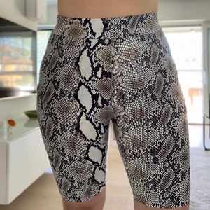 Matchande set (topp och cykelbyxor) - Snyggt matchande set i orm-mönster. Använt ett fåtal gånger.  Köpare står för frakt!