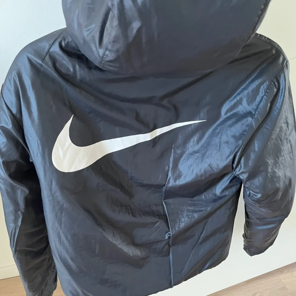 Nike jacka i bra skick, kan användas av båda sidor (se bild nr 2). Storlek xs . Jackor.