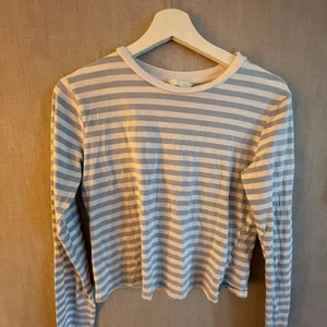 Randig blå tröja - Säljer denna tröjan då den inte är min stil längre! Använd typ 4 ggr! Inga skador! Är i storlek M men är jätte lite i storleken så den är mer som S/XS! Köpt för 150kr!😍kom privat för intresse, frågor eller köp! 