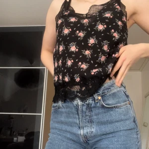 Blommig top - Blommig top med spets. Kolla även in min profil då paketpris finns och pris går alltid att diskutera💕💕