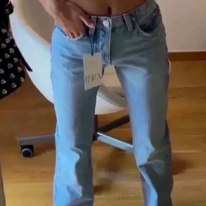 Zara mid raise jeans  - Säljer dessa ljusblåa mid raise jeans från zara. Aldrig använda endast testade då de tyvärr inte passade mig, så helt nyskick. I storlek 38 men sitter mer som 36, även beroende på hur man vill att dom ska sitta. Verkligen så fina jeans, perfekt till sommaren! Bara att skriva om du har några frågor eller vill ha fler bilder❤️‍🔥💘🫶🏻🫶🏻