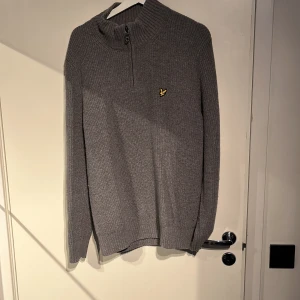 Stickad Lyle Scott tröja  - Säljer min stickade Lyle Scott tröja eftersom jag aldrig använder den. köpt för några månader sen använd typ 5 gånger max
