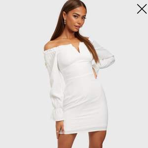 Jag säljer denna vita sjuk fina klänningen ifrån Nelly, den är aldrig använd och prislappen sitter fortfarande på, säljer pga att jag tog en för liten storlek, klänningen passar perfekt som studentklänning eller bara en fin klänning tills i sommar!