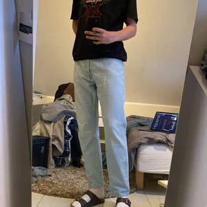 Weekday Jeans ljusblåa - Jeans från Weekday jag använt ett fåtal gånger. De är perfekt till sommaren då de är lite tunnare och större så de blir väldigt luftiga och bra när det är varmt. 