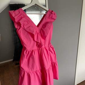 En super gullig och somrig rosa klänning från Shein som tyvärr inte kommer användas av mig då jag inte tycker den passar min kropp. Köpt för 209kr för bara nån månad sedan. Storlek Xs, pris och frakt kan självklart diskuteras 