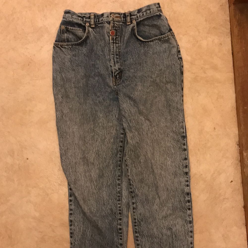 Jeans i storlek W 31 och L 28 köpta begagnade! Älskar dessa jeans men de har tyvärr blivit för små för mig. Skulle säga att de sitter som mom jeans. De har djupa framfickor vilket jag har älskat hehe. Säljer för 150 kr utan frakt. Skriv om ni har några frågor😊. Jeans & Byxor.