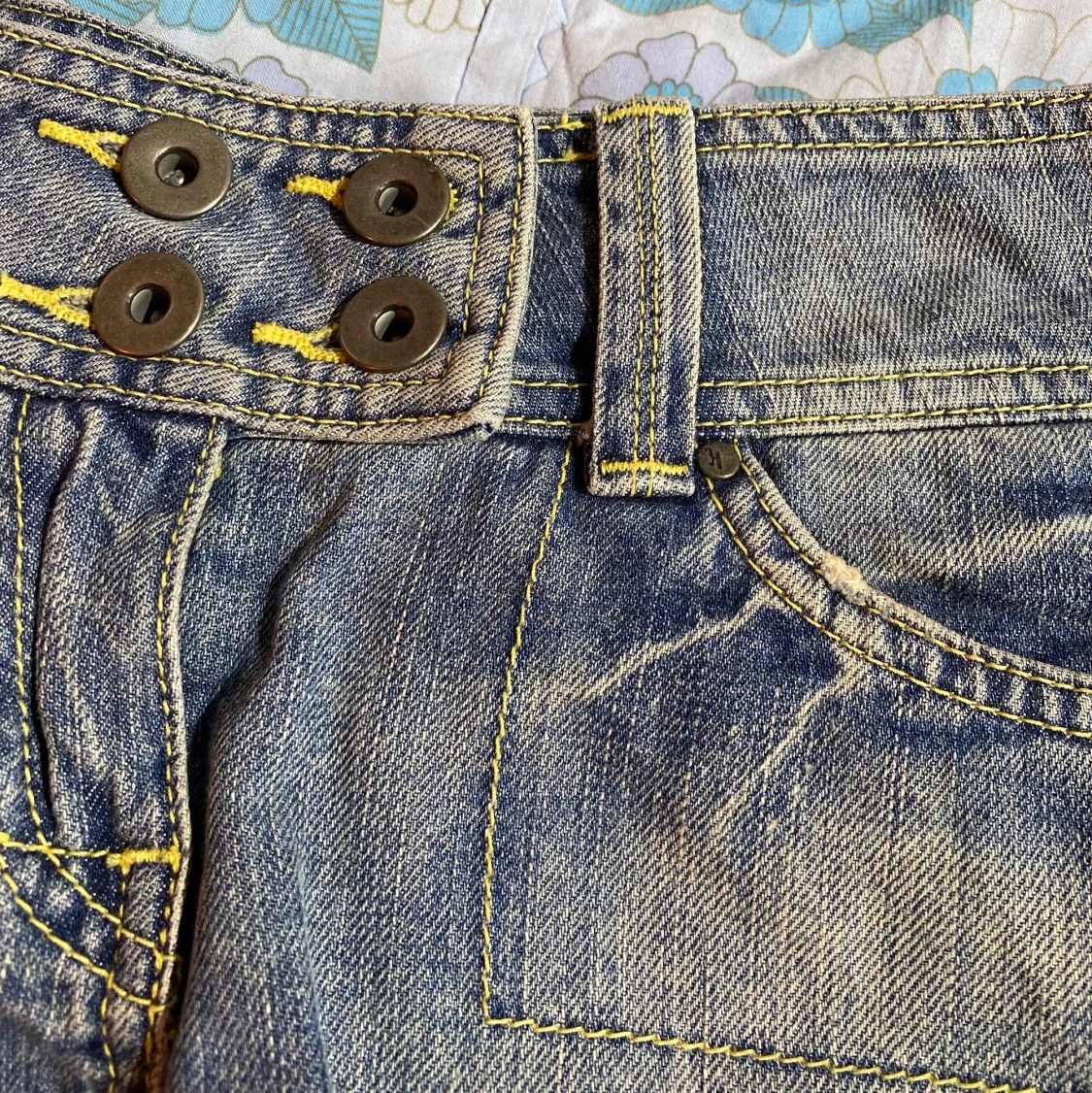 Low-waisted short shorts - 91