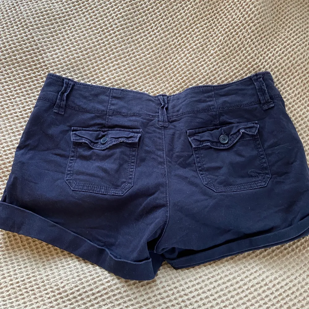 Mörkblå lågmidjade shorts från abercrombie & fitch! De är i storlek 4, tror det är amerikansk storlek! Jag har vanligtvis storlek 34/36 och de är för stora för mig men fungerar fint med skärp!❤️ Skulle tro att de passar S/M!❤️. Shorts.