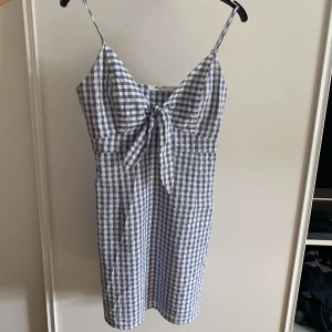 Nakd st 34 - Fin nästintill ny klänning som tyvärr blivit för liten och säljs på grund av det.