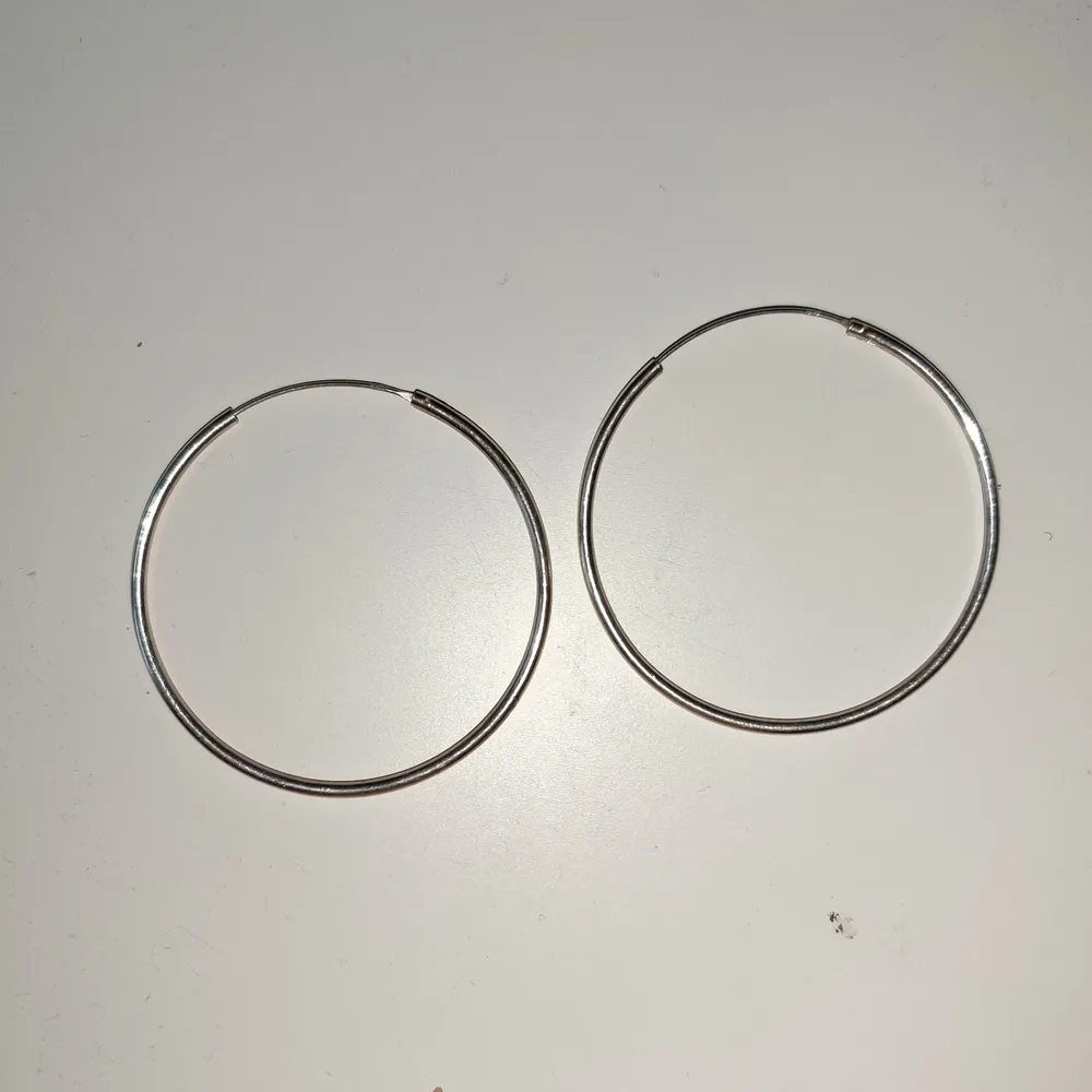 Väldigt simpla silver ring örhängen som passar till det mesta. 5 cm i diameter. Enkela att öppna o stänga. frakt är 13kr om du inte vill ha spårbart, men 50kr med spårbarhet, du får bestämma själv. . Accessoarer.