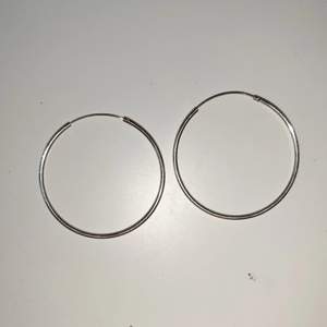 Väldigt simpla silver ring örhängen som passar till det mesta. 5 cm i diameter. Enkela att öppna o stänga. frakt är 13kr om du inte vill ha spårbart, men 50kr med spårbarhet, du får bestämma själv. 