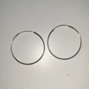 Väldigt simpla silver ring örhängen som passar till det mesta. 5 cm i diameter. Enkela att öppna o stänga. frakt är 13kr om du inte vill ha spårbart, men 50kr med spårbarhet, du får bestämma själv. 