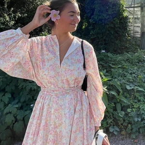 Sommarklänning - Superfin blommig klänning i storlek S. Endast använd 1 gång. Kan mötas upp i Sthlm eller frakta 🥰