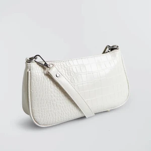 Vit väska  - Jättefin väska som inte kommer till användning längre. Endast använd ett fåtal gånger💕