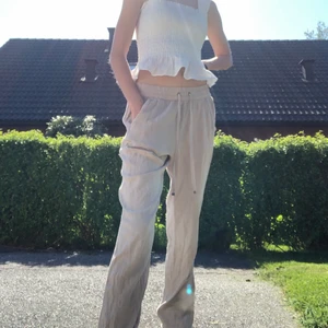 Linnebyxor - Ett par beiga linnebyxor i storlek 34/xs. De är jättesköna i materialet. Kontakta mig vid frågor, jag svarar så fort som möjligt!❤️