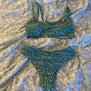 Bikini  - Jag säljer den som jag köpte ny för den jag kan inte ha den och den passar inte min kropp riktigt 👽100kr ink 