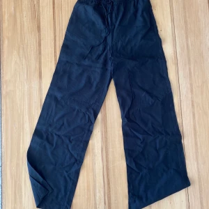 HM satinbyxa - Svarta satinbyxor från HM stolek XS. Helt slutsålda, men felköp av mig